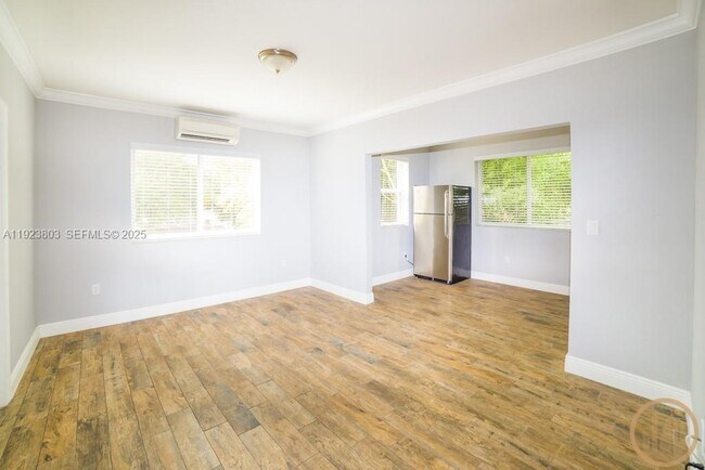 Foto del edificio - 53 NE 49th St