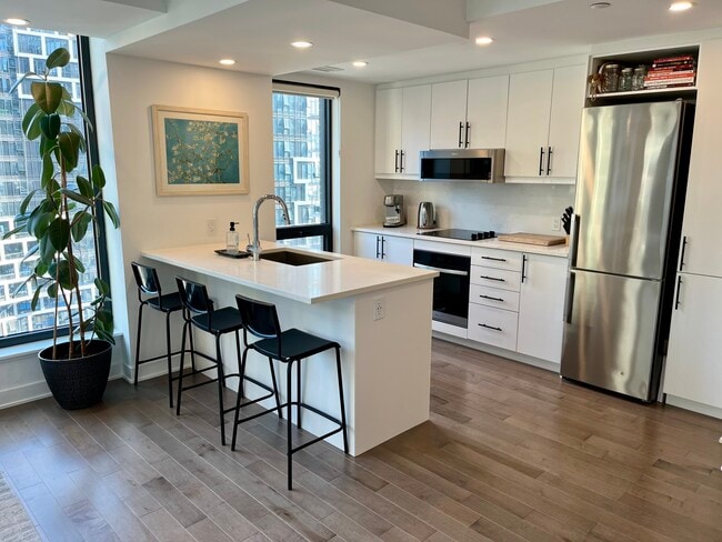 Building Photo - 340 Queen St