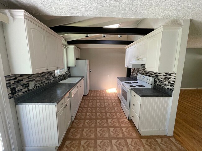 Foto del edificio - ***PENDING APPLICATION***Pet Friendly 3 Bedroom with Spacious Yard!