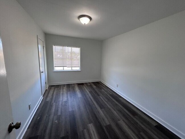 Foto del edificio - 605 Forestdale Blvd