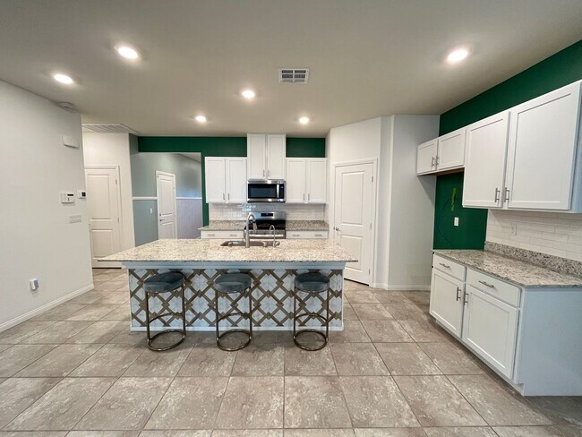 Foto del edificio - Lovely Single Story Home with Pool near Al...