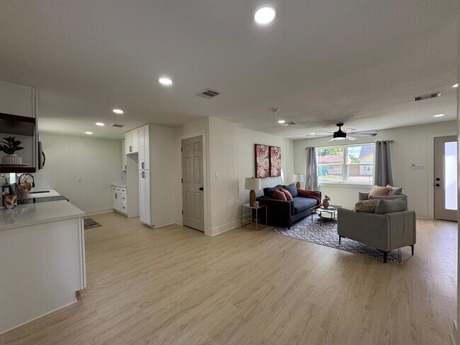 Foto del edificio - 2110 Garvey Dr