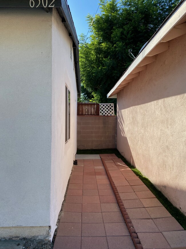Beautiful Private Entrance - 6500 Winnetka Ave