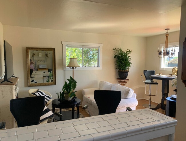 Building Photo - 2528 De La Vina St