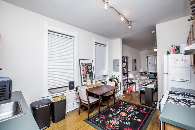 Foto del edificio - Spacious 1bed in Bucktown!  Central Air, Dishwasher, FREE Laundry & Internet!