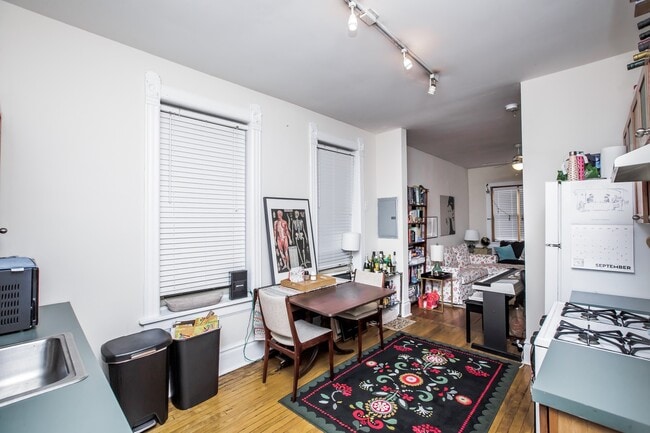 Building Photo - Spacious 1bed in Bucktown!  Central Air, Dishwasher, FREE Laundry & Internet!