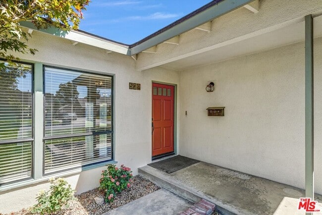 Building Photo - 520 N Beachwood Dr