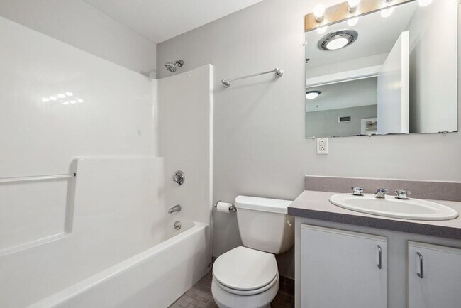 Foto del edificio - Charming 2 Bedroom-No Broker Fee