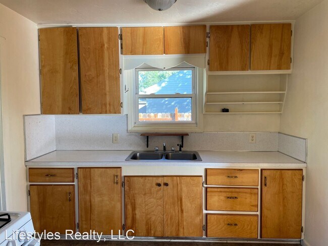 Building Photo - 2 br, 1 bath House - 135 NW Canal Blvd.