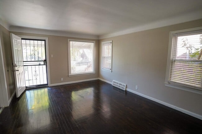 Foto del edificio - This beautifully updated 3-bedroom, 2-bath...