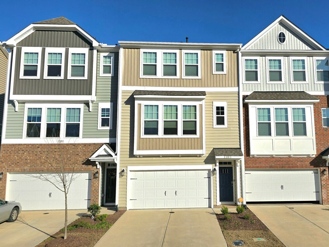 Foto principal - 4 Bedroom 3.5 Bathroom Townhome w/ Upgrade...