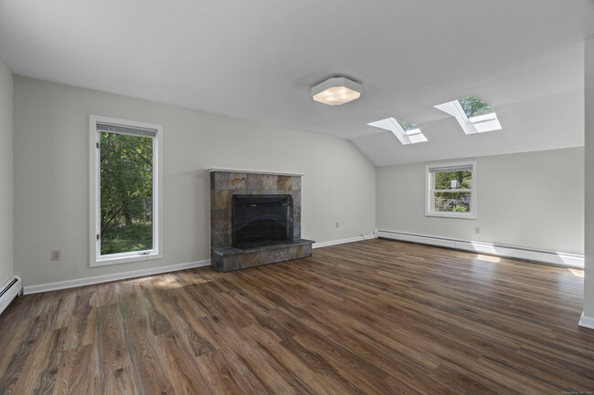 Foto del edificio - 671 Cornwall Ave