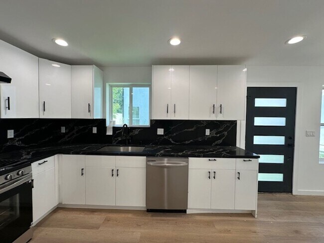 Foto del edificio - Brand new 2-bedroom 2-bathroom designed fo...
