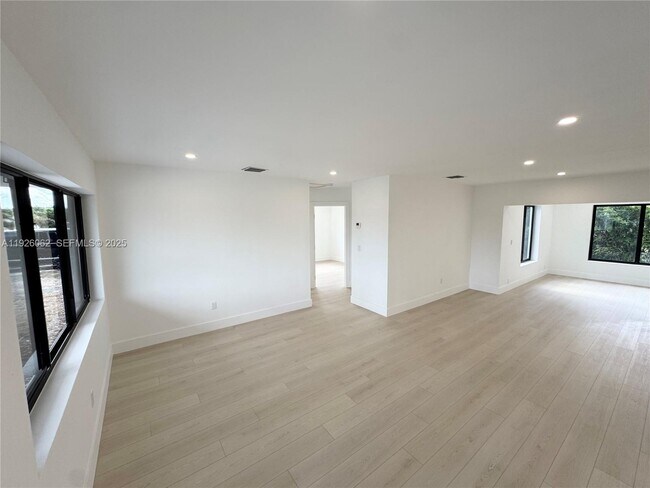 Foto del edificio - 15300 NW 32nd Ave