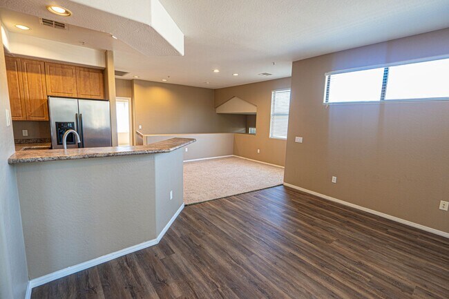 Foto del edificio - 3-Bed, 2-Bath Condo with Stunning Lake Views!