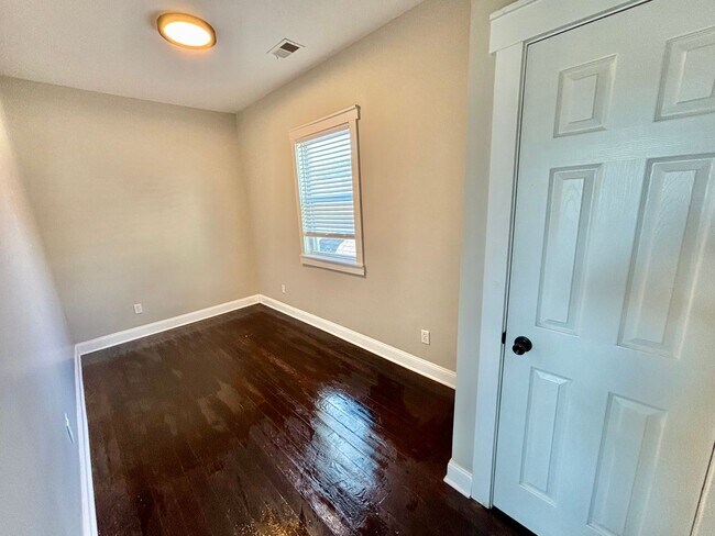 Foto del edificio - 513 E Ormsby Ave