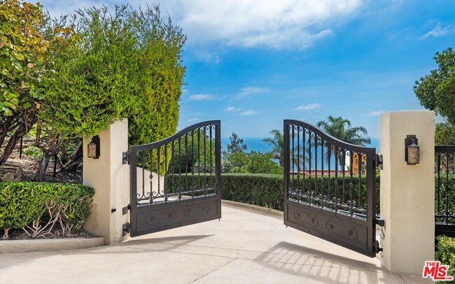 Building Photo - 3235 Rambla Pacifico St