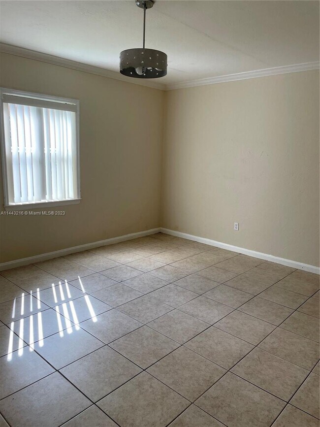 Foto del edificio - 1348 NE 182nd St