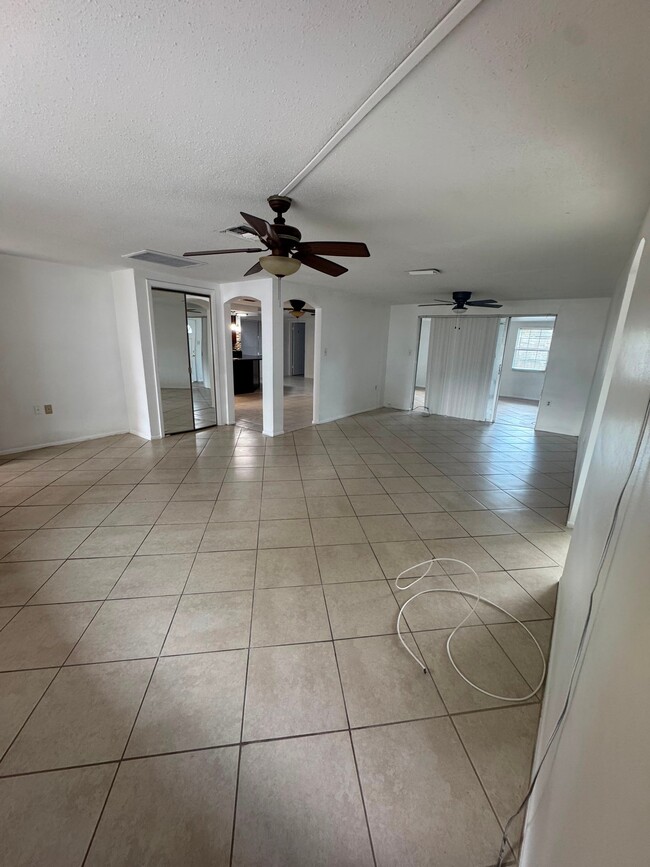 Building Photo - 7725 Bloomfield Dr