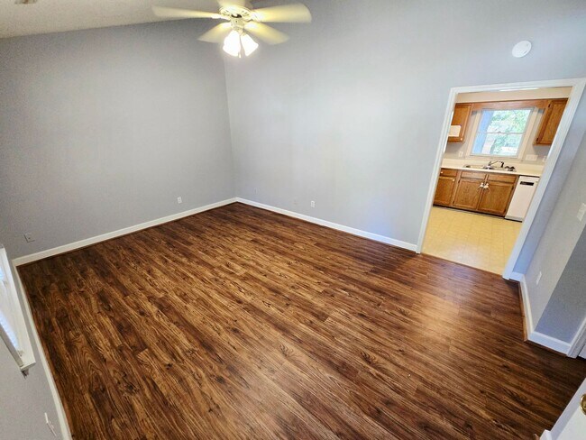 Building Photo - COMING SOON!!! Great 2 Bed 1 Bath in MEBAN...