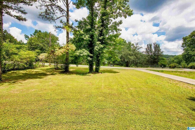 Foto del edificio - 7823 Happy Hollow Rd