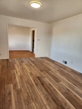 Building Photo - 132 Elm St N