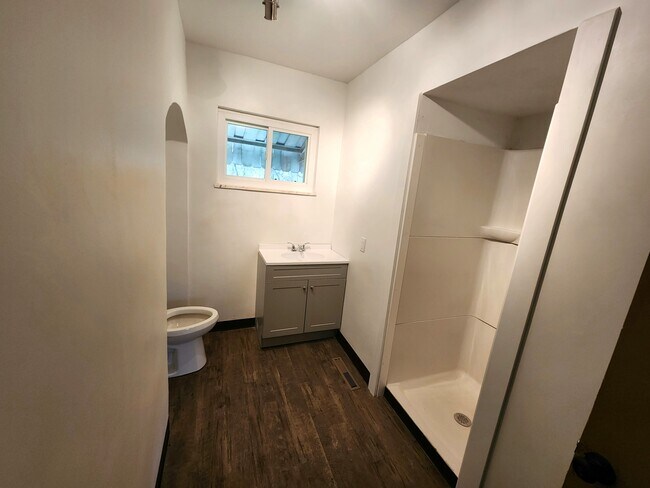 Baño en la planta principal (1) - 1404 Chamberlain Ave