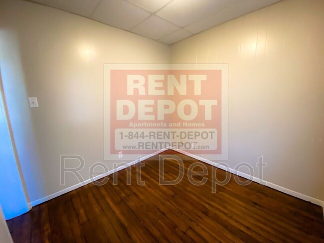 Building Photo - 1327 E Illinois St