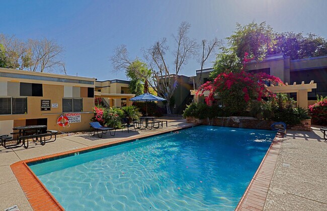 Foto del edificio - Furnished One Bedroom in trendy Melrose District