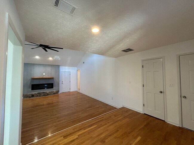 Building Photo - 165 Downing Court: Ranch Home with 3 BR/ 2...