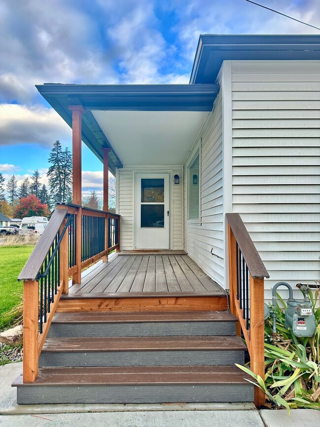 Building Photo - Stunning 2 level home with wood floors and...