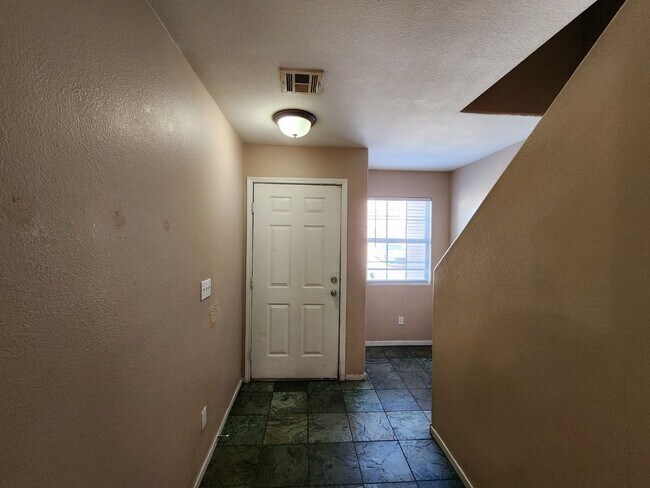 Foto del edificio - Beautiful 3 Bedroom & 2 1/2 Bath Condo.
