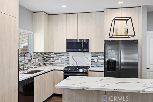 Foto del edificio - 6508 Oakdale Ave