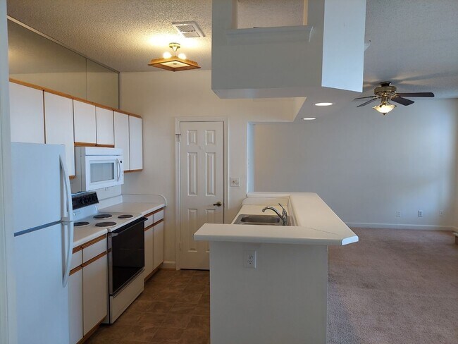 Building Photo - 2 BED / 2 BATH CONDO