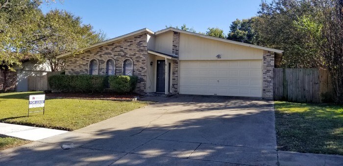 Foto principal - Freshly remodeled and move in ready...
