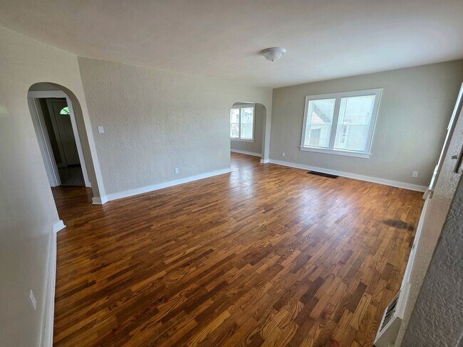 Building Photo - Charming 3 Bedroom / 1 Bath House with Ori...