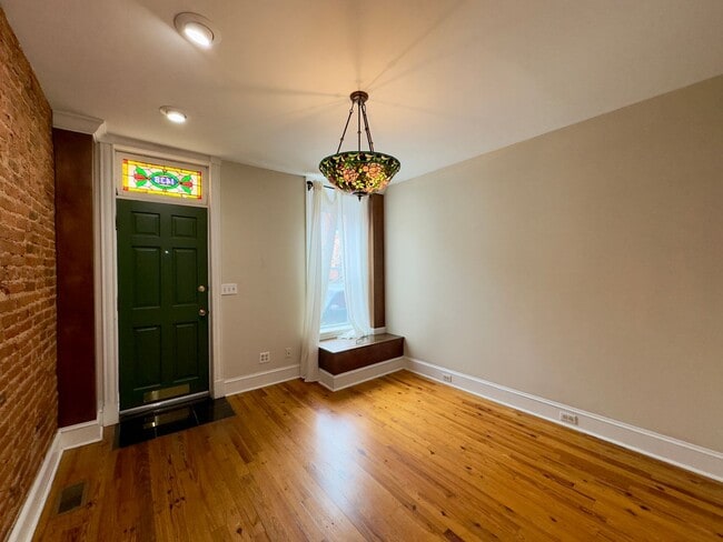 Foto del edificio - Charming 2 Bedroom/1 Bathroom Townhome with Deck and Parking Pad in South Baltimore!