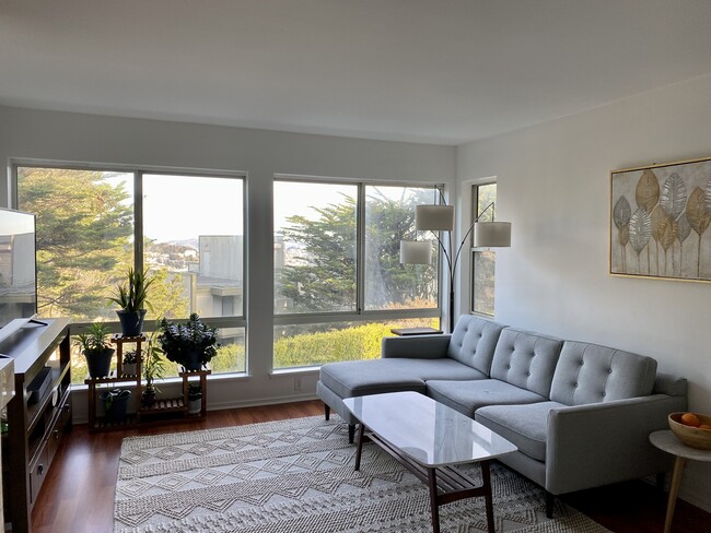 Bright and spacious living room - 95 Red Rock Way