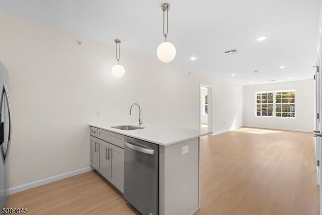 Building Photo - 70 Ridgedale Ave