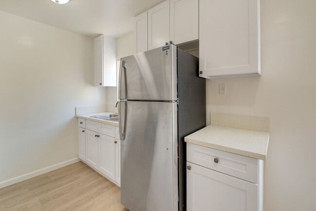 Foto del edificio - Spacious 1 Bedroom Apartments with Parking - Noho Arts District