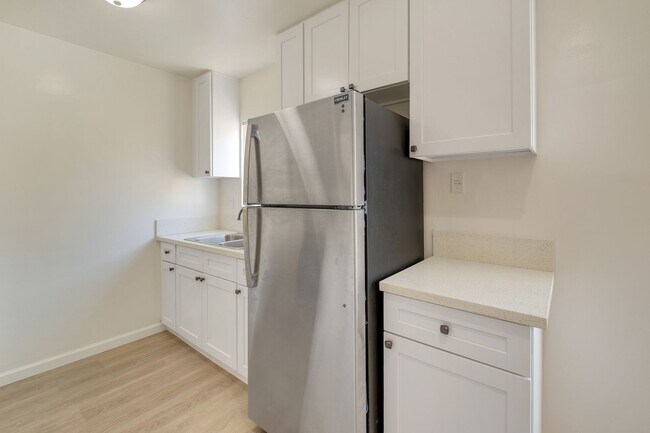 Building Photo - Spacious 1 Bedroom Apartments with Parking - Noho Arts District