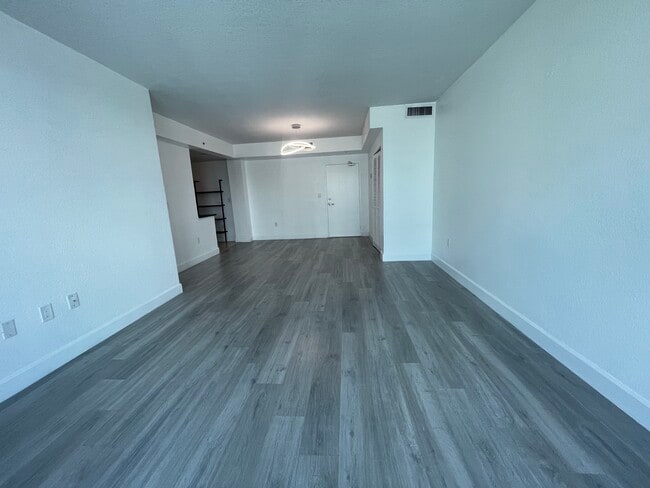 Foto del edificio - 7501 E Treasure Dr