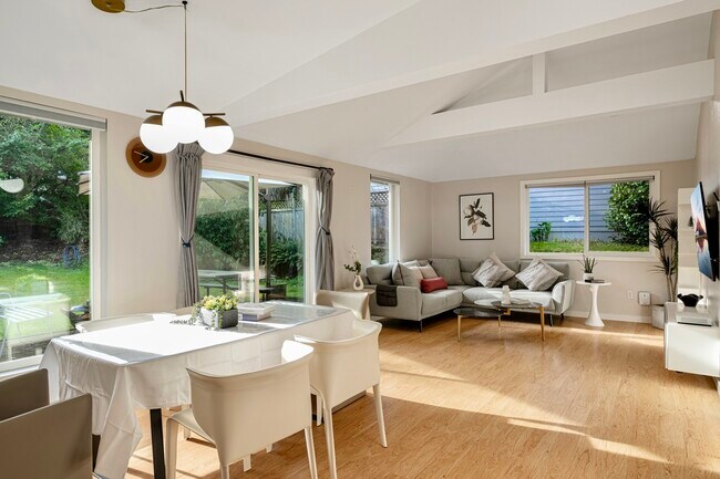 Foto del edificio - Beautiful Home for Rent in Bellevue