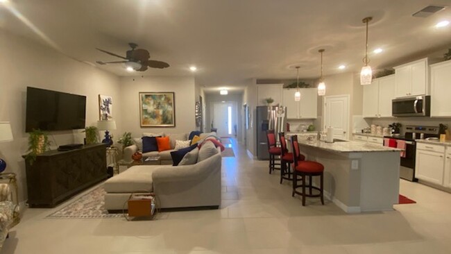 Foto del edificio - Fully Furnished 4-Bedroom, 2.5-Bath Home i...