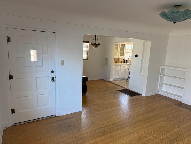 Building Photo - 630 Bryn Mawr Dr NE