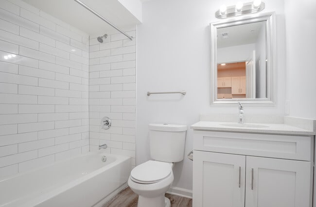 Baño - The J.C Layne at Euclid