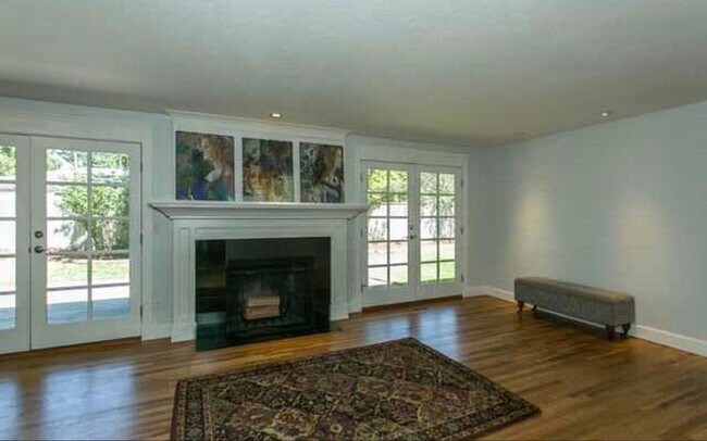 Foto del edificio - Updated Lake Oswego Home with Hardwood Floors, Large Deck & Owner-Paid Landscaping