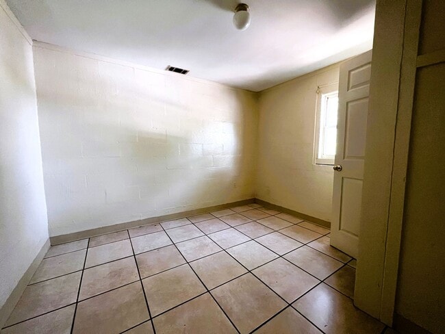 Building Photo - 130 E Carver Dr