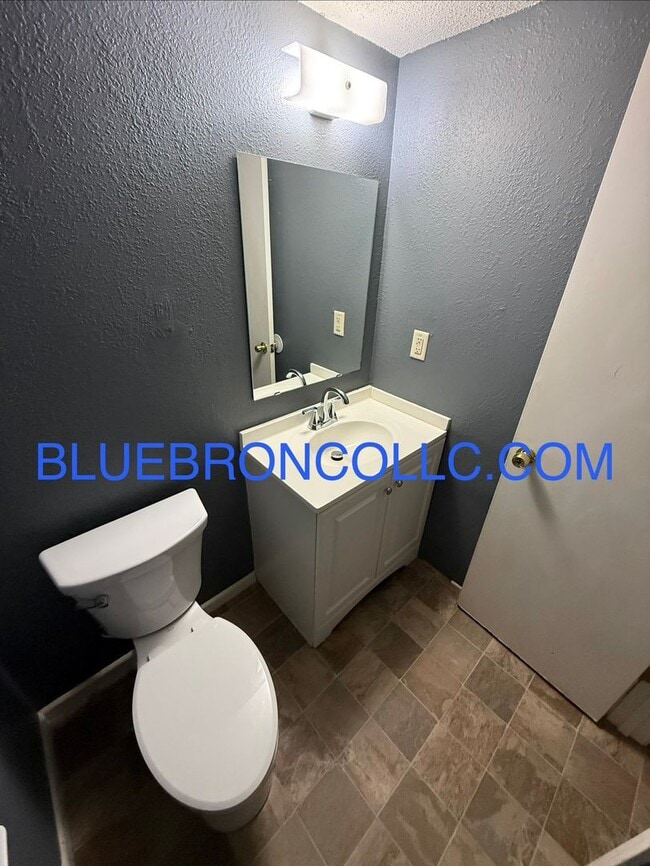 Building Photo - This one will go fast, marvelous 3 bedroom for great price in Lee's Summit