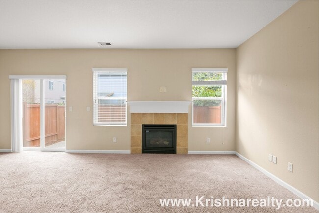 Building Photo - Charming 4 BD* 2.5 BA* Single Family Conte...